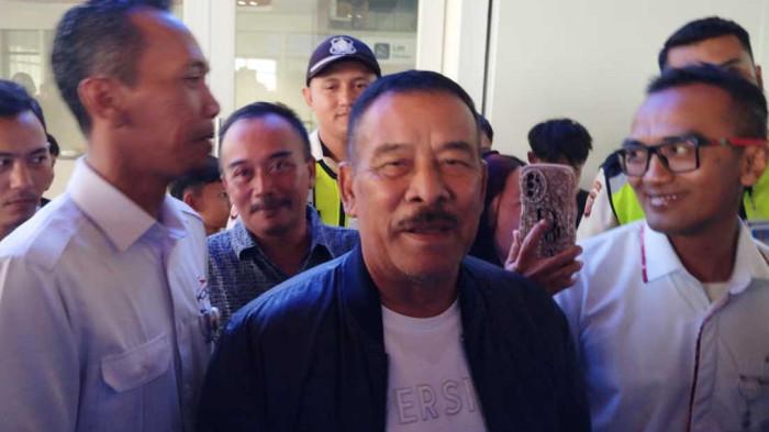 MENDARAT DI BANDUNG - Manajer Persib Bandung Umuh Muchtar dan para pemain beserta official tiba di Stasiun Whoosh Tegalluar, Senin (18/5/2026) sekitar pukul 15.19 WIB.