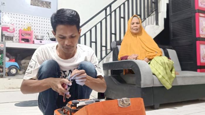Kisah Me'en yang Kelahirannya Menandai Terangnya Kampung Alumunium di Garut