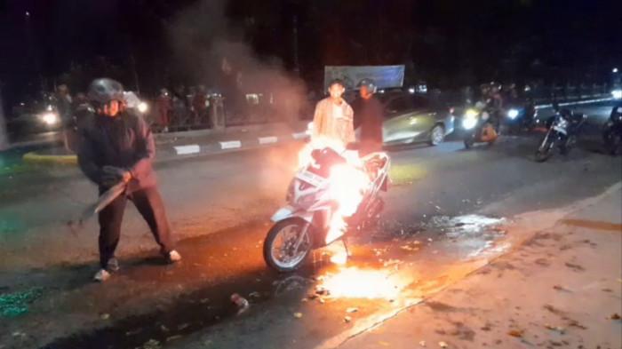 TERBAKAR - Motor pemudik terbakar di kawasan Bundaran Karang Anom, Kelurahan Pegambiran, Kecamatan Lemahwungkuk, Kota Cirebon, Rabu (18/3/2026) sekitar pukul 18.10 WIB.