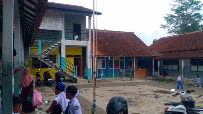Sosok Zulfa, Siswi MTs di Karangpawitan Garut yang Viral Asuh Adik Sambil Berjualan di Sekolah