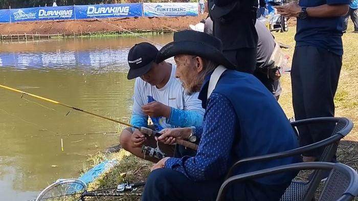 Mantan pelatih Persib Bandung, Indra Tohir, saat memancing