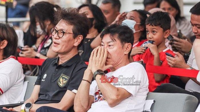 NONTON SKUAD GARUDA - Mantan pelatih timnas Indonesia, Shin Tae-yong (kanan), saat menonton laga Skuad Garuda melawan timnas Australia di Coffee +62, Sudirman, Jakarta, Kamis (20/3/2025).