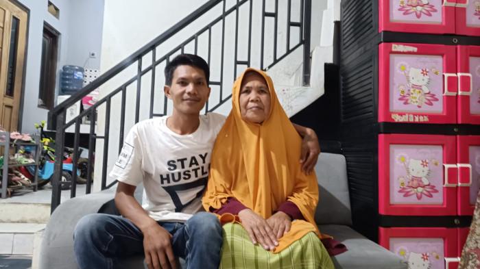 WAWANCARA - Me'en atau Rahmat Abdul Hidayat (kaos putih) sebuah nama untuk mengenang hadirnya listrik di Kampung Pasirkiamis, Desa Pasirkiamis, Kabupaten Garut, Jawa Barat. Ia didampingi sang ibu (kanan) saat dikunjungi Tribunjabar.id, Selasa (21/10/2025).