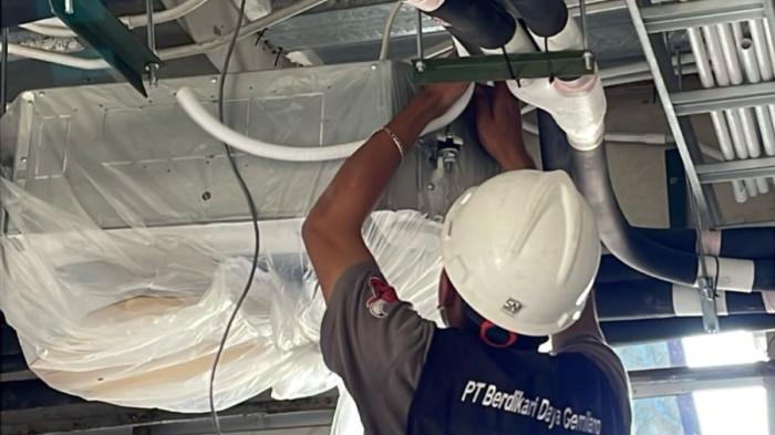 PASANG AC - Mekanik saat memasang AC