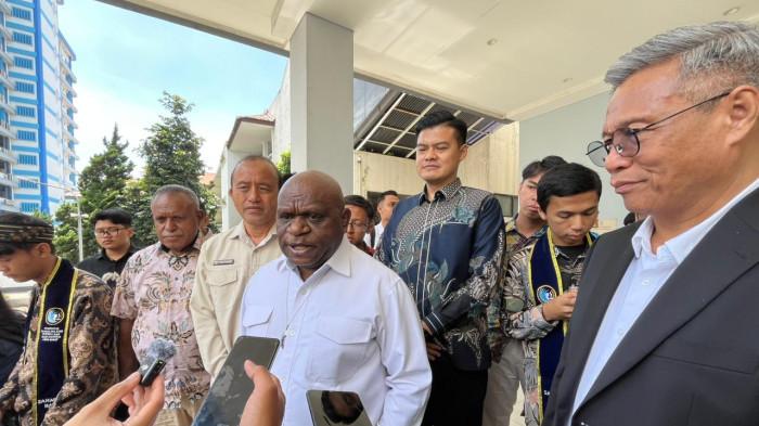 MENTERI HAM - Menteri Hak Asasi Manusia (HAM), Natalius Pigai, saat mengisi kuliah umum di Universitas Kristen Maranatha, Jumat (12/12/2025). 