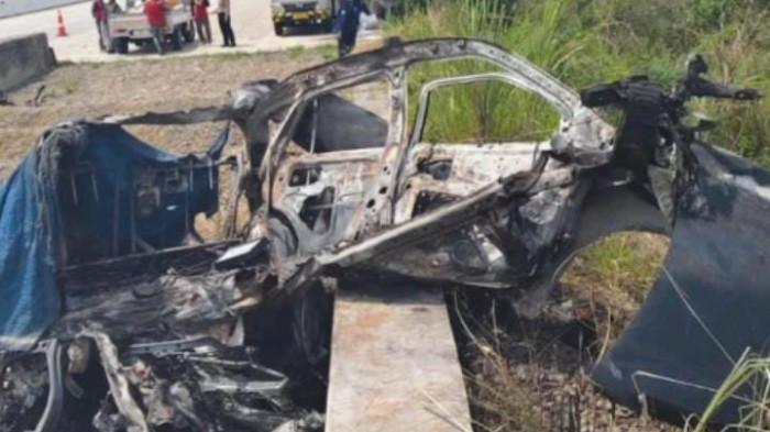 MOBIL HANGUS - Mobil hangus terbakar setelah kecelakaan di ruas Tol Cisumdawu, Jatinangor, Kabupaten Sumedang, Senin (13/10/2025/ siang. Satu orang meninggal dunia dalam insiden ini.