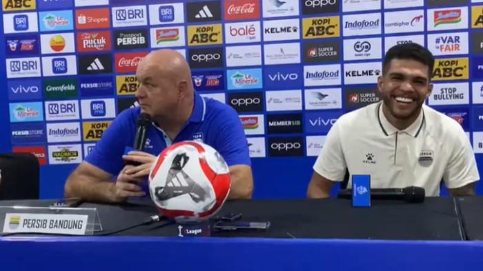 Momen Pelatih Persib Bojan Hodak menjawab pertanyaan wartawan soal kedatangan pemain anyar Layvin Kurzawa dan Dion Markx di GBLA, Minggu (25/1/2026). Di sebelahnya, Berguinho tampat tertawa mendengar candaan Bojan Hodak.