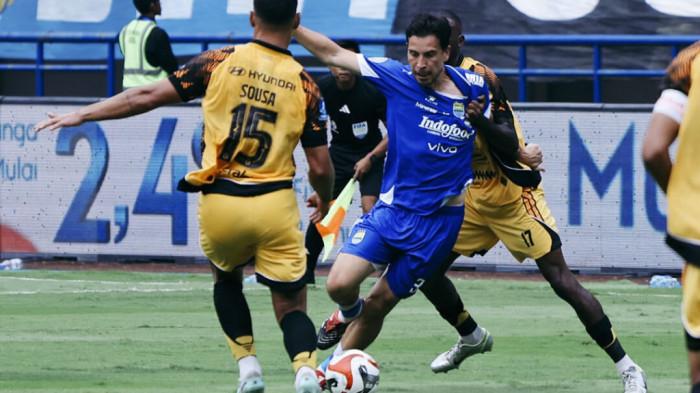 DITARIK- Momen jersey peman Persib, Thom Haye, ditarik pemain Persija di laga pekan 17 di GBLA, Minggu (11/1/2026). Babak pertama Persib unggul 1-0.