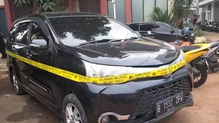 PEMBUNUHAN DRIVER TAKSI ONLINE: Kendaraan roda empat milik driver taksi online yang mayatnya ditemukan di pinggir Jalan Tol Jagorawi, Desa Leuwinutug, Kecamatan Citeureup, Kabupaten Bogor, Kamis (13/11/2025) 