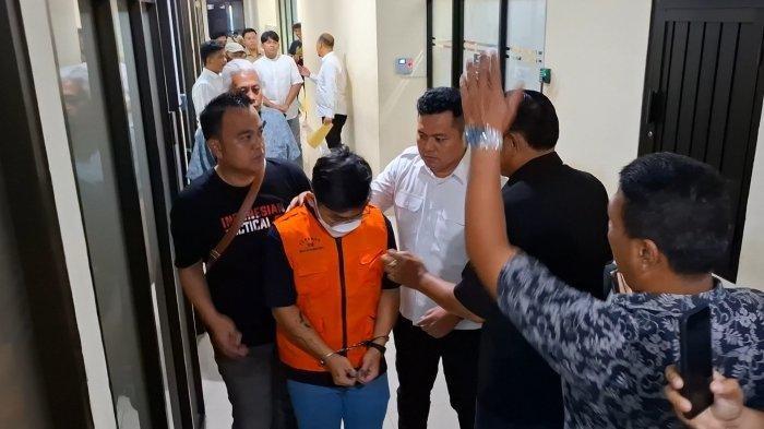 Nasib AFET Pelaku Penganiayaan Satpam RS Mitra Keluarga Bekasi Dijemput di  Bandara, Terancam Hukuman - Tribunjabar.id
