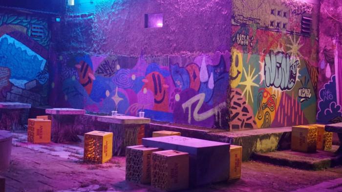 NENO COFFE - Neno Coffee, kedai yang penuh mural dan menjadi favorit anak muda Purwakarta. Tempat nongkrong tak sekedar butuh kopi enak, tapi juga koneksi internet stabil yang kini jadi nilai lebih Neno Coffee. ‎Untuk mendapatkan koneksi stabil dan kencang, Ajay mempercayakan layanan HiFi Air dari Indosat di Neno Coffee.