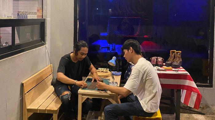 NENO COFFE - Neno Coffee, kedai yang penuh mural dan menjadi favorit anak muda Purwakarta. Tempat nongkrong tak sekedar butuh kopi enak, tapi juga koneksi internet stabil yang kini jadi nilai lebih Neno Coffee. ‎Untuk mendapatkan koneksi stabil dan kencang, Ajay mempercayakan layanan HiFi Air dari Indosat di Neno Coffee.