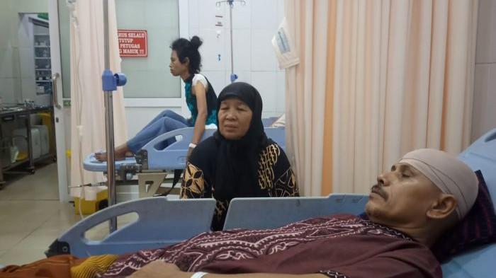 JALANI PERAWATAN - ‎Korban bacok yang diduga dilakukan oleh ODGJ di Desa Cimara Hilir, Kecamatan Maniis, Kabupaten Purwakarta, sedang menjalani perawatan medis di RSUD Bayu Asih, Minggu (16/11/2025).