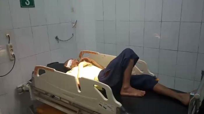 LUKA BACOK - Korban dengan luka bacok yang diduga dilakukan oleh ODGJ di Desa Cimara Hilir, Kecamatan Maniis, Kabupaten Purwakarta, sedang menjalani perawatan medis di RSUD Bayu Asih, Minggu (16/11/2025).