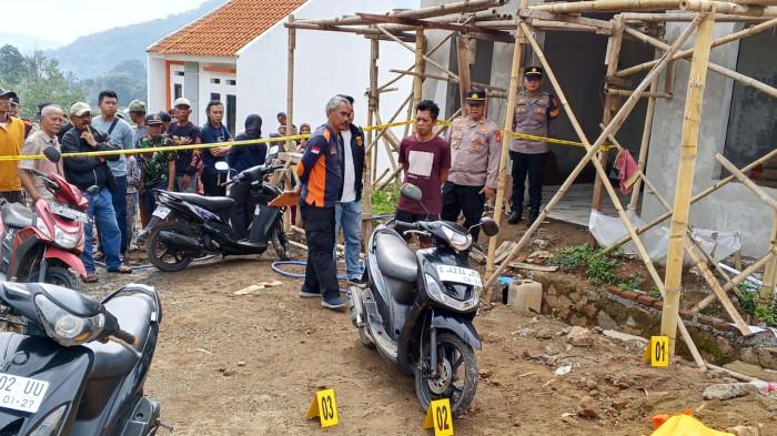 OLAH TKP Polisi olah TKP meninggalnya seorang pria 23 tahun di Desa Girimukti, Kecamatan Sumedang Utara, Kabupaten Sumedang, Minggu (22/2/2026) pagi.