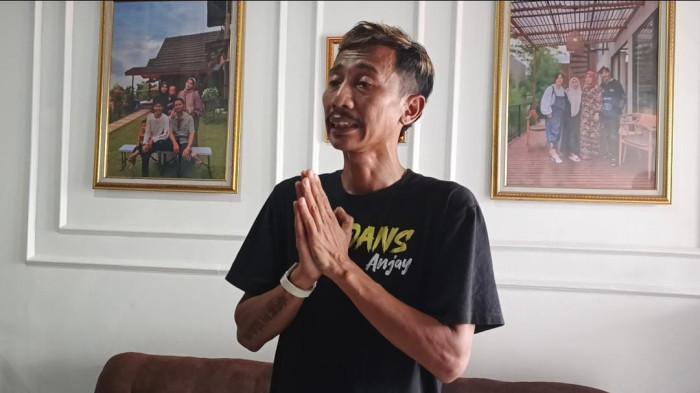 Orang tua siswa berinisial ZR (16), Deni Rukmana, memberikan klarifikasi kepada awak media terkait insiden penamparan siswa di SMPN 2 Jalancagak, Kabupaten Subang, Rabu (5/11/2025).