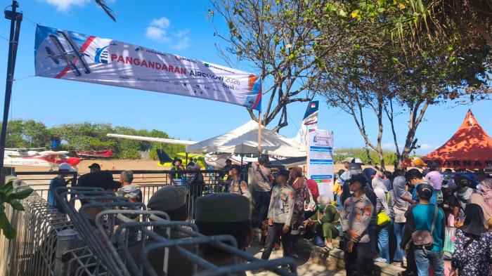 PANGANDARAN AIR SHOW - Suasana Sabtu (5/9/2026) pagi ini, ratusan warga berdatangan ke bandara Susi International Beach Strip Pamugaran Pangandaran, Jawa Barat.