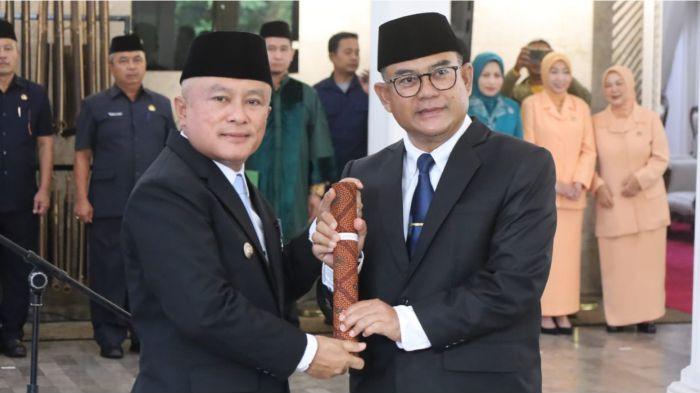 PELANTIKAN - Bupati Kuningan, Dr. H. Dian Rachmat Yanuar, M.Si., resmi melantik Uu Kusmana