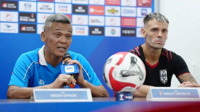 PELATIH Malut United, Hendri Susilo (kiri), dan Tyronne del Pino dalam sesi konferensi pers menjelang melawan Madura United.