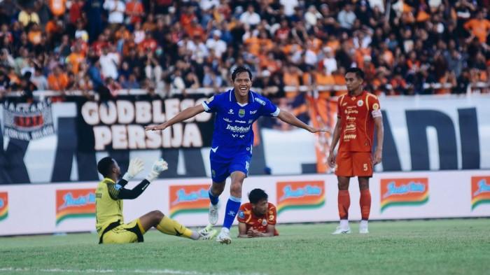 PERSIB bangkit dari ketertinggalan untuk menundukkan Persija Jakarta 2-1 pada babak pertama pertandingan pekan ke-32 Super League 2025/26 di Stadion Segiri Samarinda, Minggu, 10 Mei 2026. Persija unggul terlebih dahulu melalui gol Alaaeddine Ajarie menit 19. Namun, Adam Alis mencetak dua gol balasan pada menit 28 dan 38.