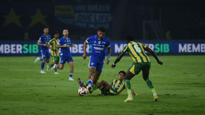 PERSIB masih bermain imbang tanpa gol dengan PSBS Biak pada babak pertama pertandingan pekan ke-18 di Stadion Gelora Bandung Lautan Api (GBLA), MInggu, 25 Januari 2026.