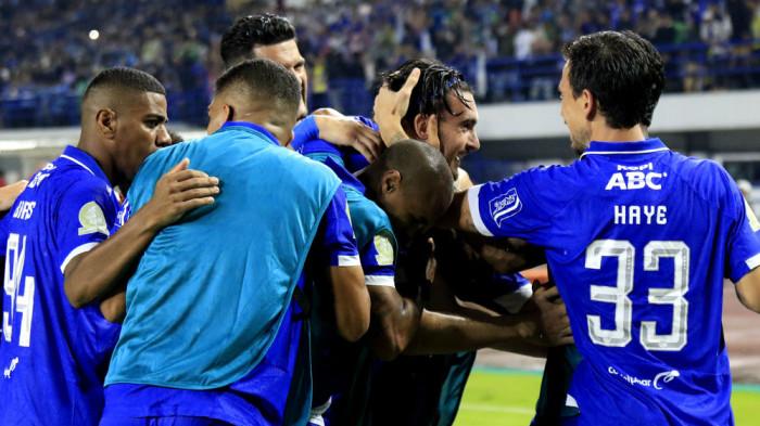 PERSIB melanjutkan tren kemenangannya setelah menundukkan Dewa United 1-0 pada pertandingan pekan ke-13 Super League 2025/26 di Stadion Gelora Bandung Lautan Api, Jumat, 21 November 2025. Gol tunggal kemenangan PERSIB dicetak Andrew Jung melalui titik penalti menit 62.