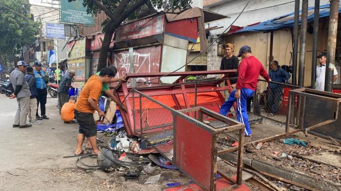 PKL di Kawasan Cicadas, Kota Bandung saat membongkar kios mandiri, Selasa (18/5/2026).