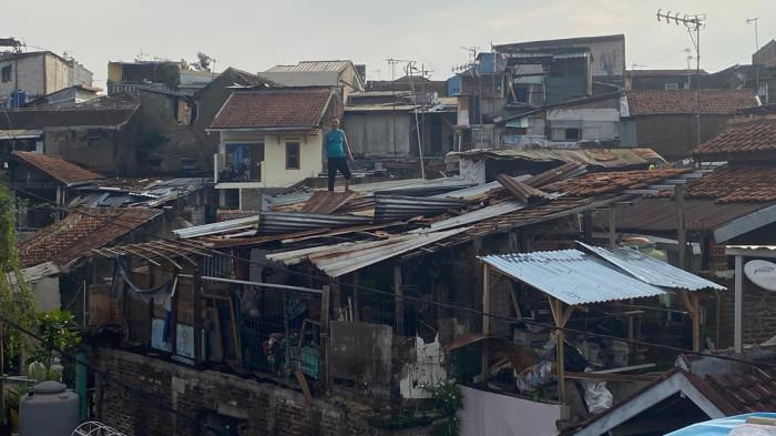 PUTING BELIUNG - Kondisi rumah warga di Sekeloa setelah diterjang angin puting beliung, Minggu (30/11/2025). Tribun Jabar/Hilman Kamaludin