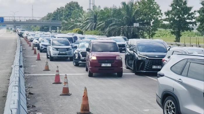 KEMACETAN - Pantauan di ruas Tol Cipali KM 188 Palimanan, Kabupaten Cirebon, Jumat (27/3/2026) siang, menunjukkan antrean panjang kendaraan mengular.