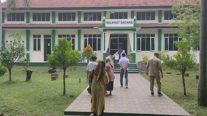 RAPAT SOAL KOMPENSASI - Para orang tua siswa kelas XII yang eligible mendatangi SMAN 7 Cirebon untuk rapat soal kompensasi atas kegagalan sekolah mendaftarkan siswa ke Seleksi Nasional Berdasarkan Prestasi (SNBP), Senin (17/2/2025)