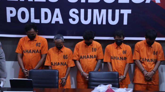 KASUS PENGEROYOKAN: Polisi memaparkan kasus pemuda bernama Arjuna tewas dikeroyok diteras Masjid Agung Sibolga, Senin (4/11/2025).