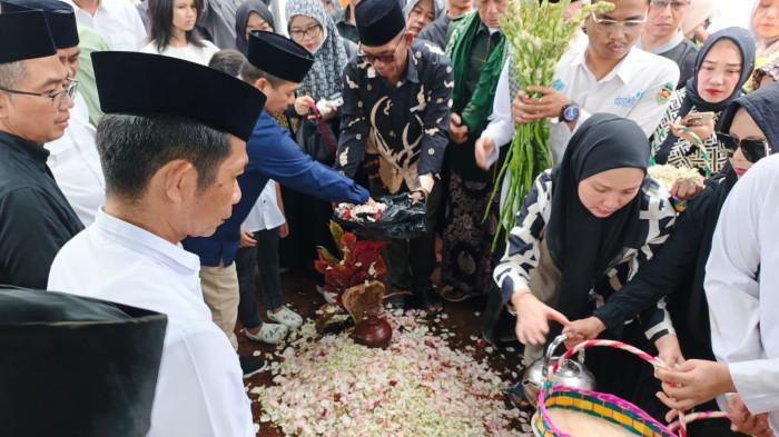 Bupati Purwakarta Tegar saat Jenazah Istri Tercinta Dimakamkan, Dedi Mulyadi Turut Hadir Mendoakan