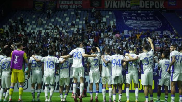 APRESIASI BOBOTOH -Para pemain Persib Bandung mengapresiasi kehadiran Bobotoh di Pathum Thani Stadium, Rabu (1/10/2025), Meski Persib Bandung menggilas tuan rumah Bangkok United 2-0, namun masih ada pemain yang bikin Bobotoh kecewa.