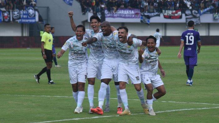 RAYAKAN GOL - Para pemain Persib Bandung merayakan gol Gervane Kastaneer ke gawang Persita Tangerang pada pertandingan pekan ke-33 Liga 1 2024/25 di Stadion Indomilk Arena, Jumat, 16 Mei 2025. (PERSIB.co.id/Sutanto Nurhadi Permana)