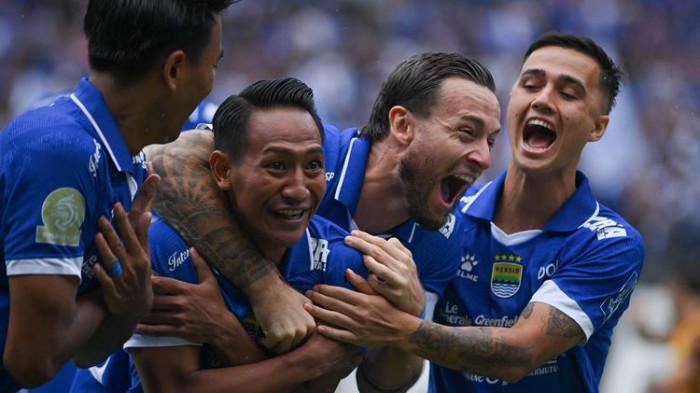 Para pemain Persib Bandung merayakan gol pembuka Beckham Putra pada laga Persib Bandung vs Persija Jakarta yang menjadi bagian pertandingan pekan ke-17 Super League 2025-2026 di Stadion Gelora Bandung Lautan Api pada Minggu (11/1/2026). (KOMPAS.com/ADIL NURSALAM)