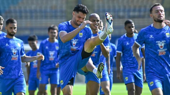 Para pemain Persib Bandung saat berlatih menjelang laga.