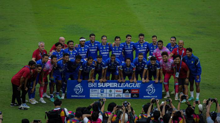 FOTO BERSAMA - Para pemain Persib berfoto sebelum laga di Stadion GBLA, Kota Bandung.