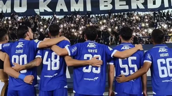 Para pemain Persib menghampiri Bobotoh setelah laga kontra Dewa United di GBLA.
