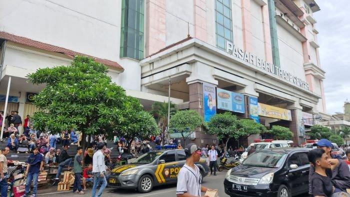 BREAKING NEWS: Pasar Baru Kota Bandung Terbakar, Asap Tebal Keluar di Basement, Pedagang Panik