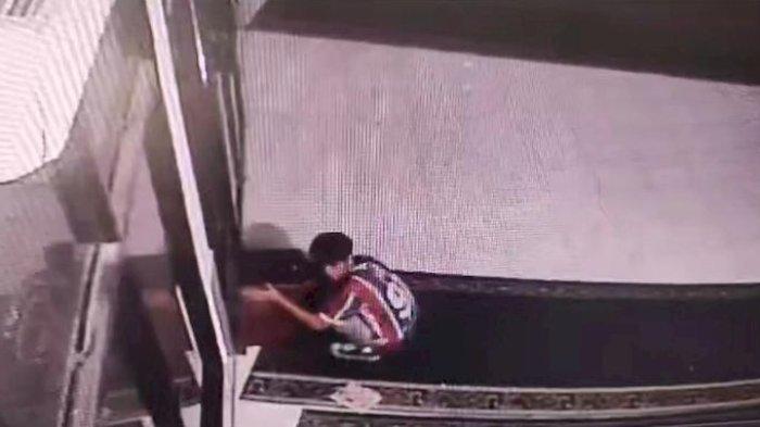 Pencuri Kotak Amal di Masjid Sempat Baca Buku dan Mainkan HP Sebelum Menjalankan Aksinya