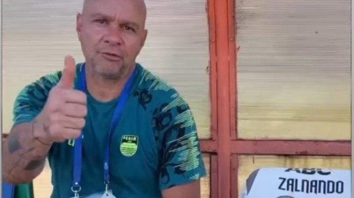 Para Pemain Persib Bandung Bawa Kaus Zalnando di Laga Melawan Persis Solo: Persib Day Family!