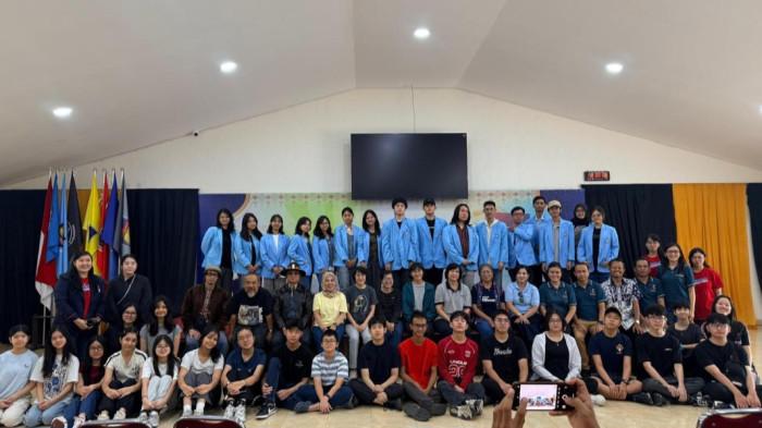 PELATIHAN MURAL - Inovasi edukasi berbasis seni kembali dihadirkan oleh tim pengabdi yang terdiri atas Mahasiswa dan Dosen lintas fakultas dari Universitas Kristen Maranatha, melalui kegiatan Pelatihan Mural Berbasis SDGs di Sekolah BPK Penabur Cirebon.