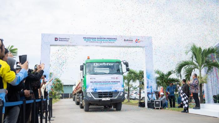 EKSPOR PERDANA - Direktur Operasi PT Dahana – Abdul Haris Atbaro tengah melakukan flag off untuk melepas rombongan kontainer dalam rangka pelepasan ekspor perdana 18.000 ton Amonium Nitrat PT Dahana ke Australia.