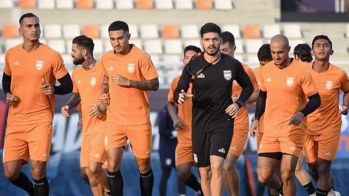 Pemain Borneo FC menjalani latihan.