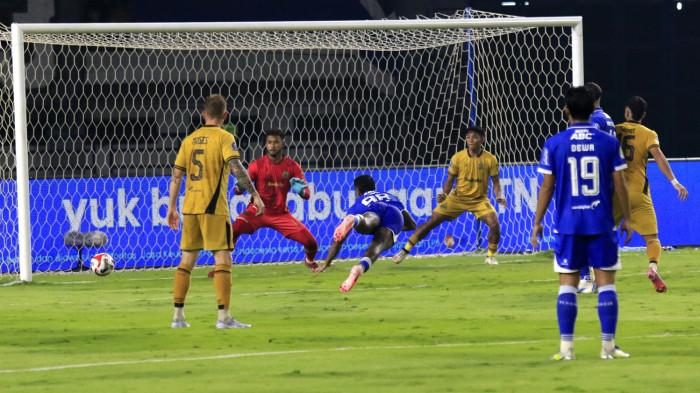 LAGA PERSIB - Pemain Persib Bandung berebut bola dengan pemain Bhayangkara FC di Stadion Gelora Bandung Lautan Api (GBLA), Bandung, Minggu (21/12/2025).
