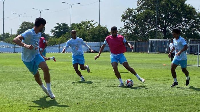 JALANI LATIHAN - Pemain Persib Bandung menjalani latihan di Lapangan Pendamping Stadion Gelora Bandung Lautan Api, Kota Bandung, Selasa (7/10/2025).