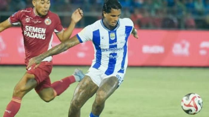 KONTROL BOLA - Pemain Persib, Ramon Tanque mengontrol bola dikawal pemain Semen Padang. Persib berhasil mencapai targetnya memenangi laga kontra Semen Padang di pekan 26 Super League 2025/2026 yang digelar di Stadion H Agus Salim, Minggu (5/4/2026).