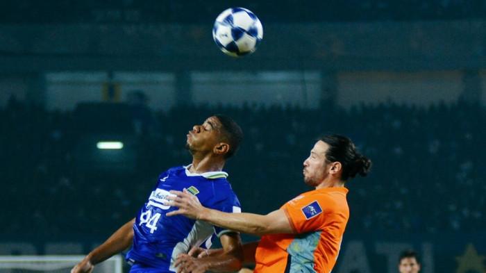 BEREBUT BOLA - Pemain Persib Uilliam Barros beradu bola atas dengan pemain Ratchaburi FC, Daniel Ting.  Persib berhasil menaklukkan Ratchaburi FC di leg kedua babak 16 besar ACL Two di Stadion Gelora Bandung Lautan Api (GBLA), Rabu (18/2/2026).