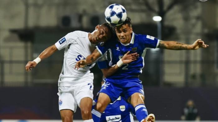 BEREBUT BOLA - Pemain Persib dan Lion City Sailors berebut bola udara dalam lanjutan ACL 2 di Stadion Bishan, Singapura, Rabu (26/11/2025). Kedudukan sementara babak pertama imbang 1-1.