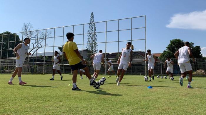 LATIHAN - Para pemain Persib langsung menggelar latihan kurang dari 24 jam setelah laga kontra Bali United, di Bali.